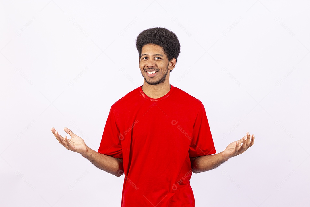 Homem jovem negro sorridente em fundo branco