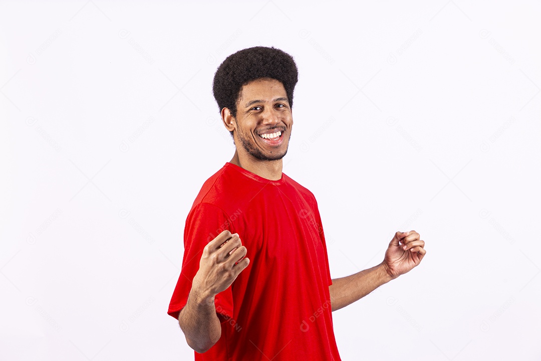 Homem jovem negro sorridente em fundo branco