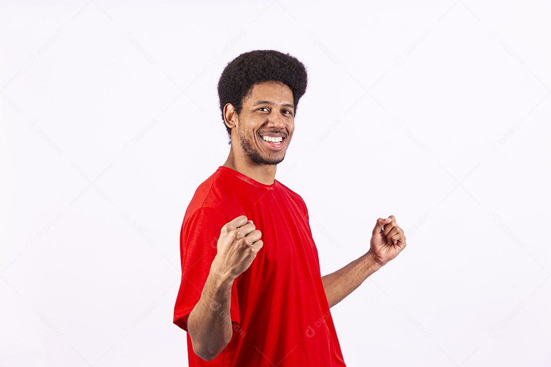 Homem jovem negro sorridente em fundo branco