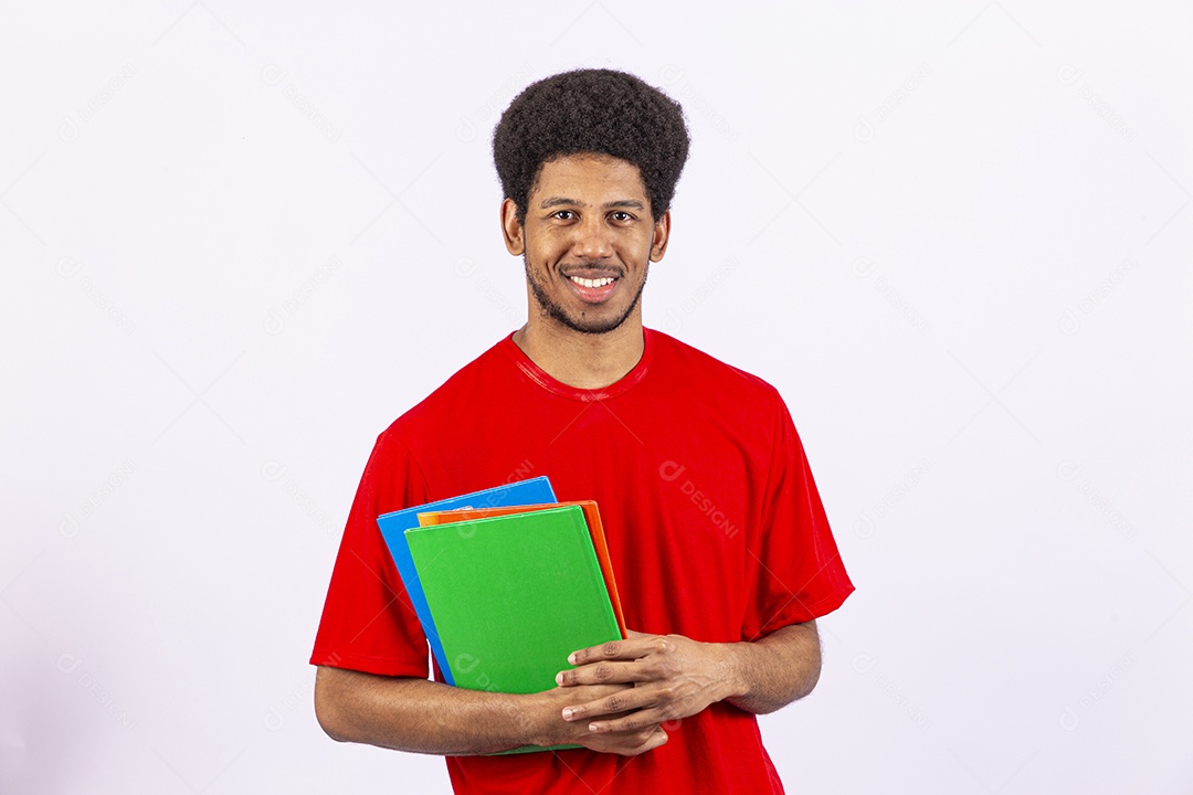 Homem jovem negro sorridente segurando livros