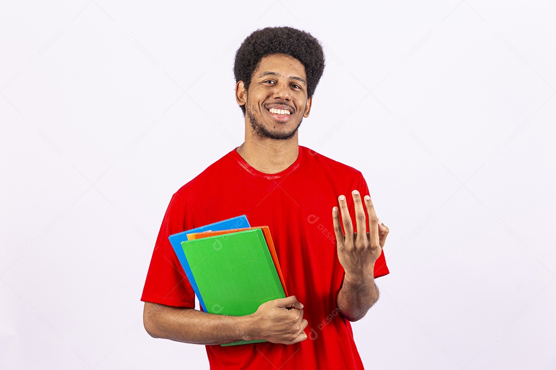 Homem negro feliz segurando livros