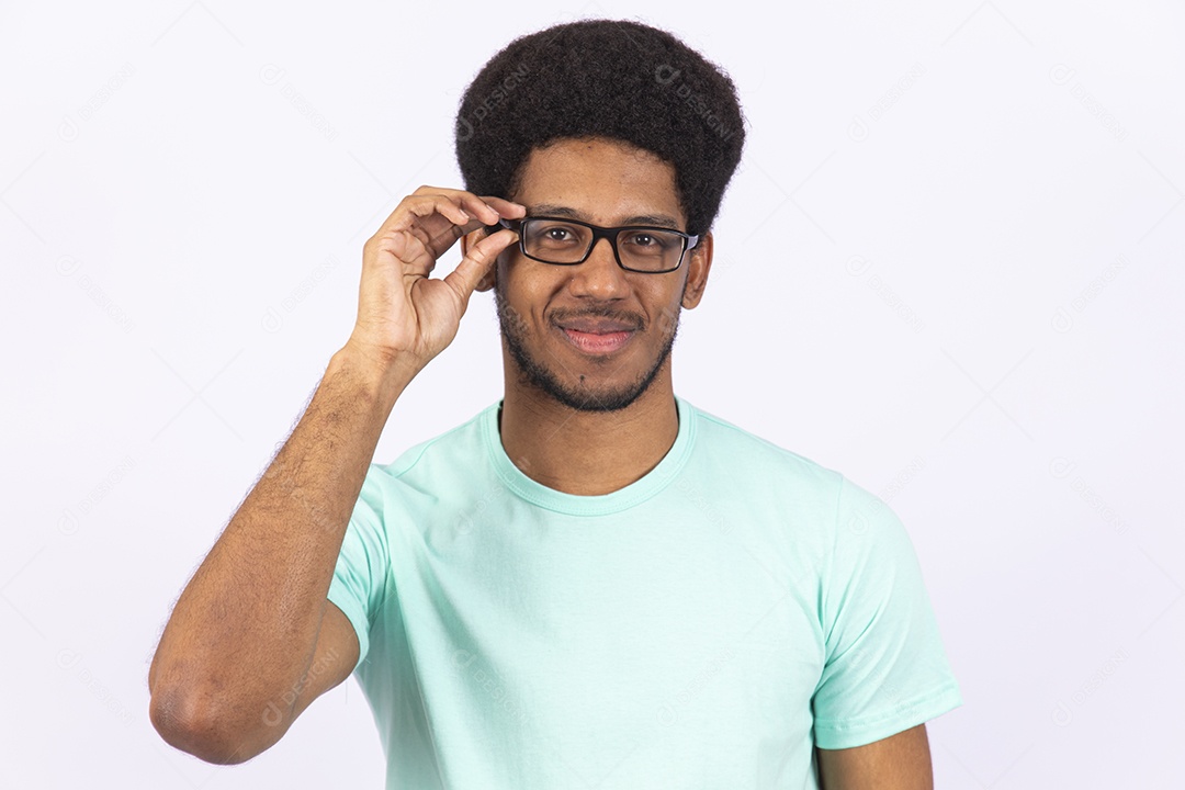 Homem jovem negro usando óculos