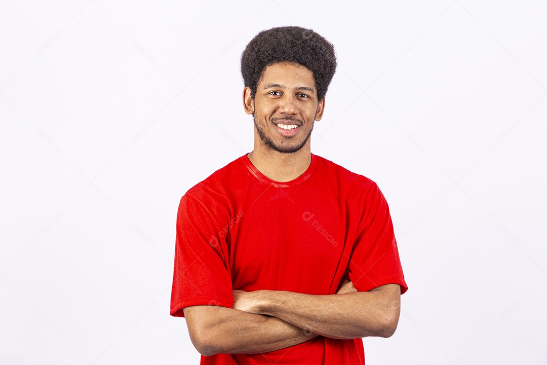 Homem jovem negro sorridente em fundo branco