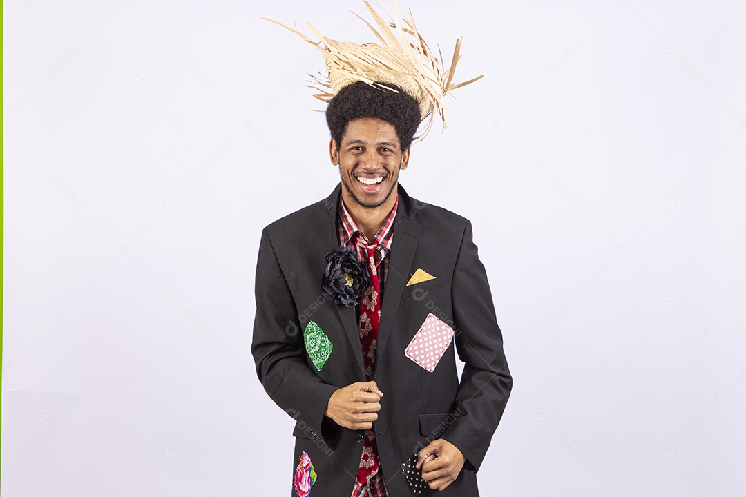 Homem com trajes de festa junina