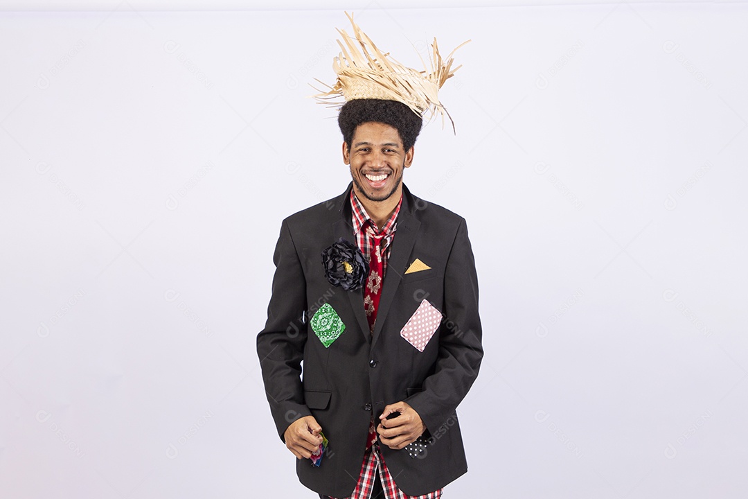 Homem com trajes de festa junina