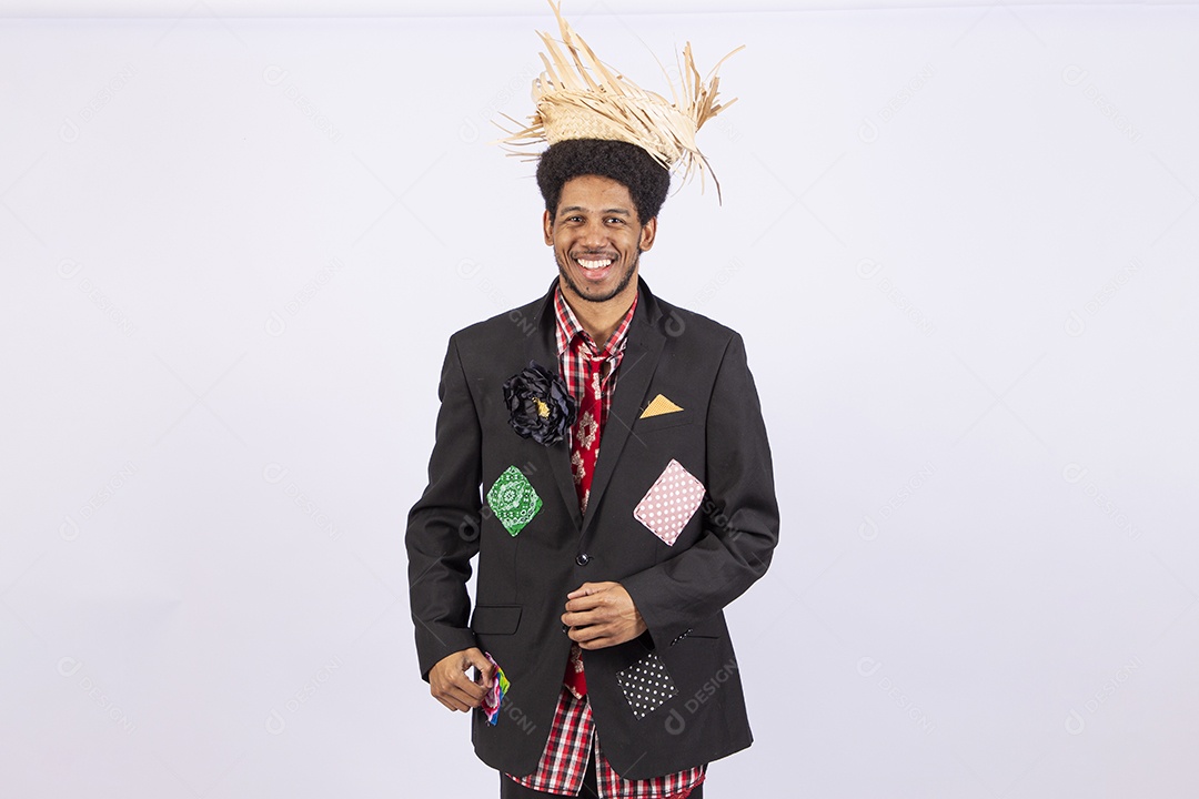 Homem com trajes de festa junina