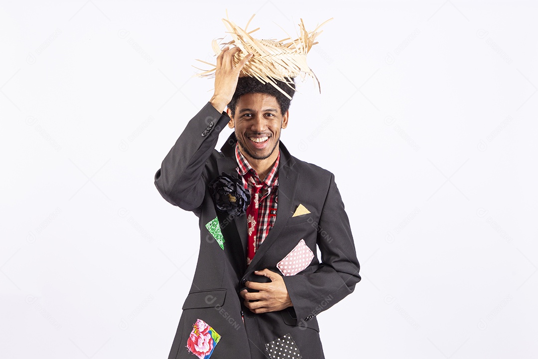 Homem com trajes de festa junina