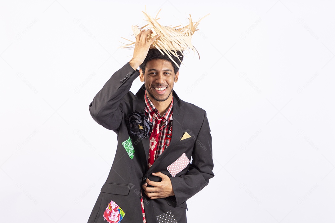 Homem com trajes de festa junina