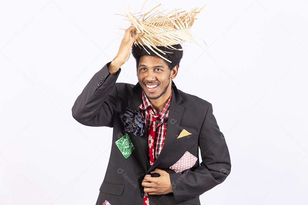 Homem com trajes de festa junina