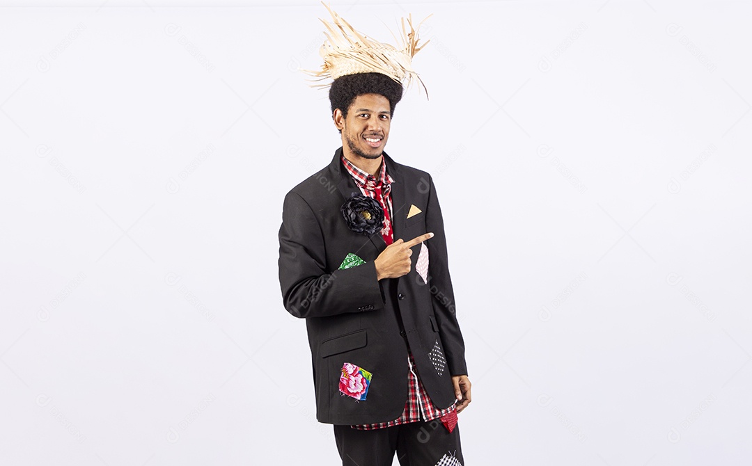 Homem com trajes de festa junina