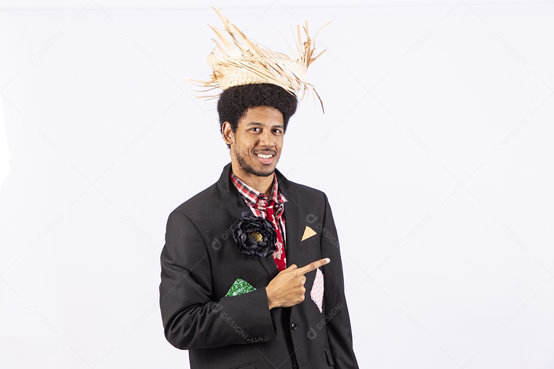 Homem com trajes de festa junina