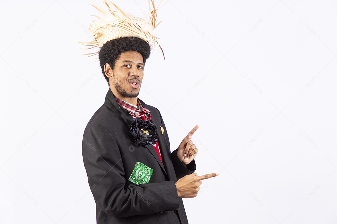 Homem com trajes de festa junina