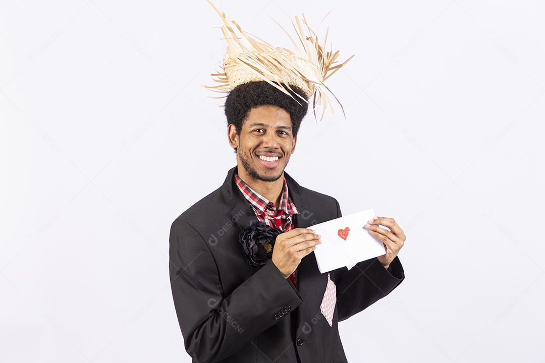 Homem com trajes de festa junina