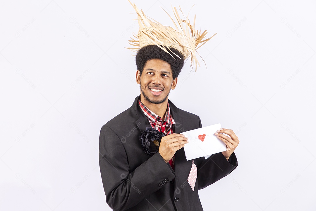 Homem com trajes de festa junina