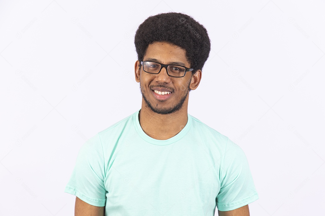 Homem negro usando óculos de grau em fundo branco
