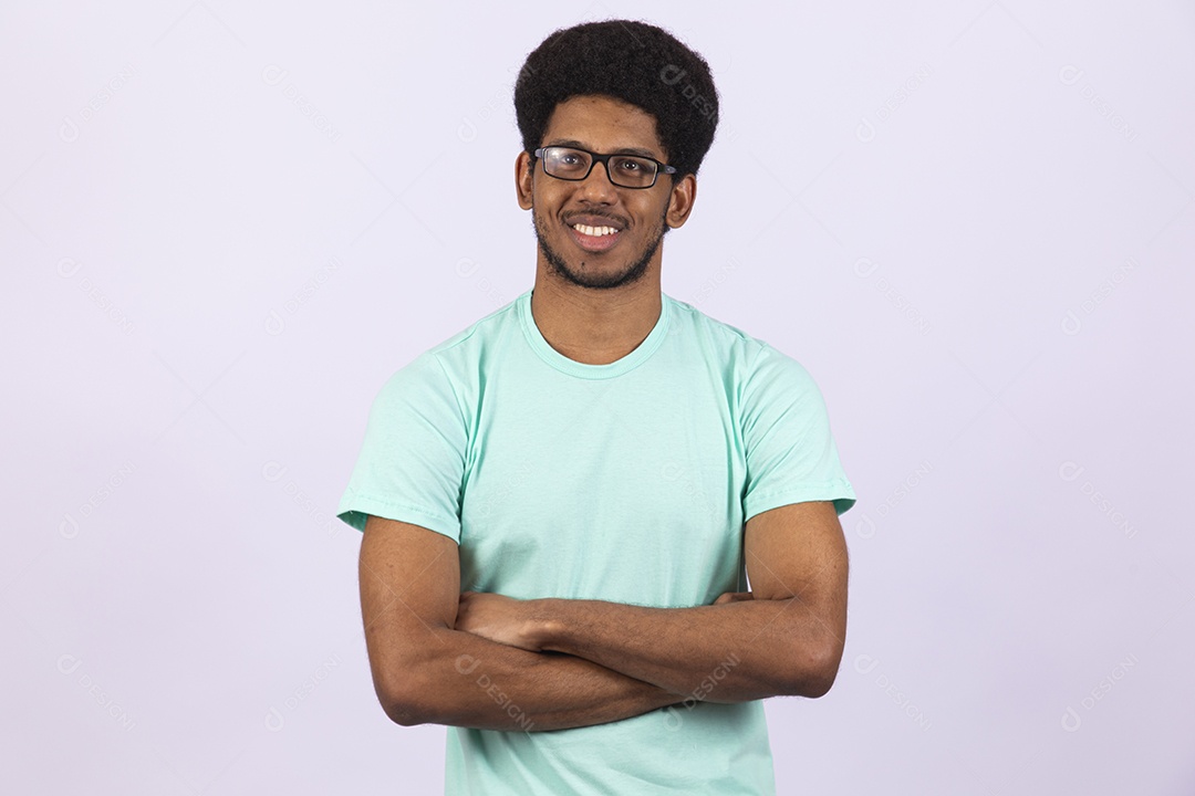 Homem negro usando óculos de grau em fundo branco
