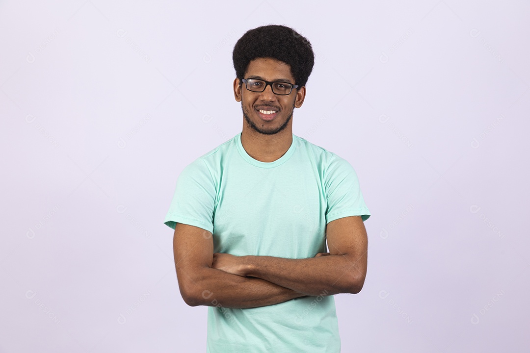 Homem negro usando óculos de grau em fundo branco