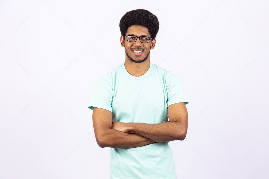 Homem negro usando óculos de grau em fundo branco