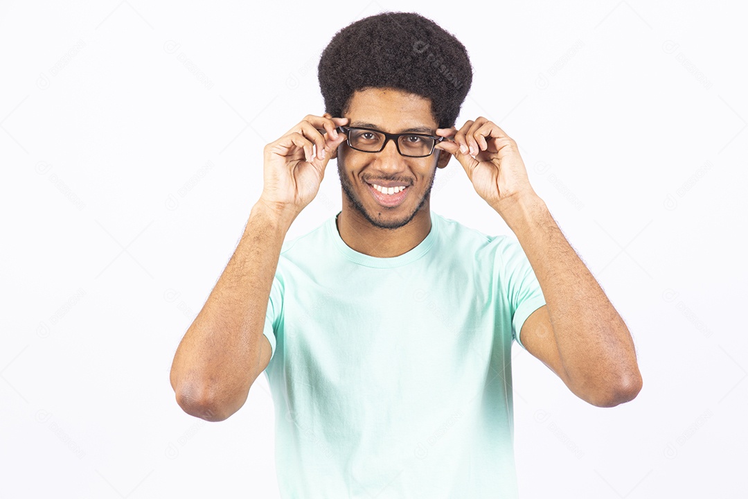 Homem negro usando óculos de grau em fundo branco