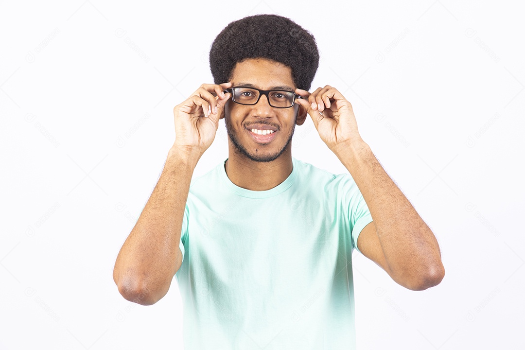Homem negro usando óculos de grau em fundo branco