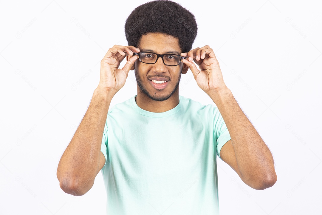 Homem negro usando óculos de grau em fundo branco
