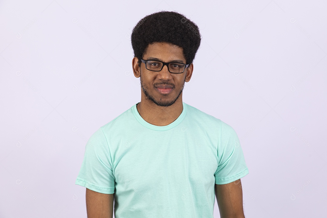 Homem negro usando óculos de grau em fundo branco