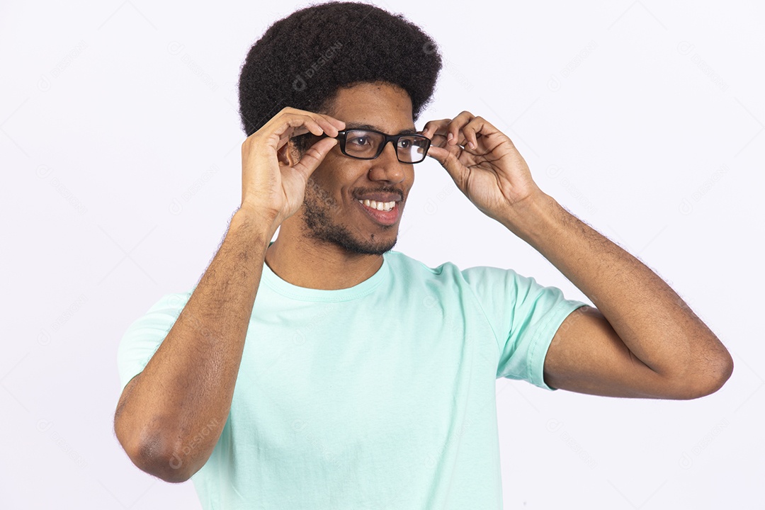 Homem negro usando óculos de grau em fundo branco