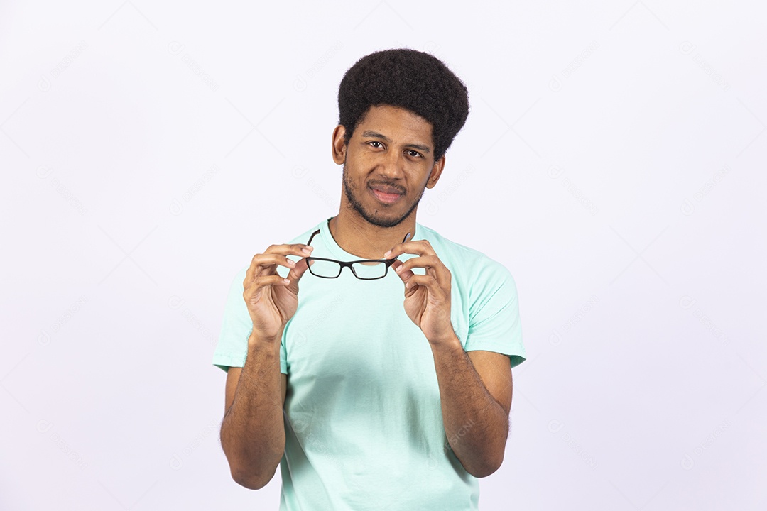 Homem negro usando óculos de grau em fundo branco