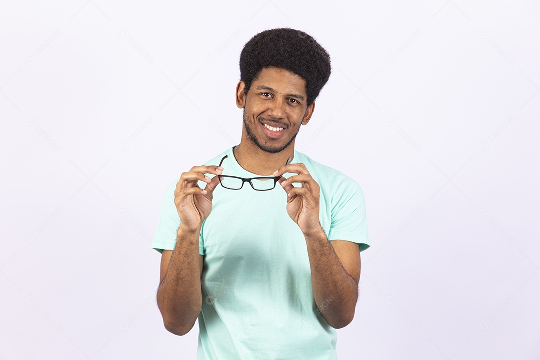 Homem negro usando óculos de grau em fundo branco