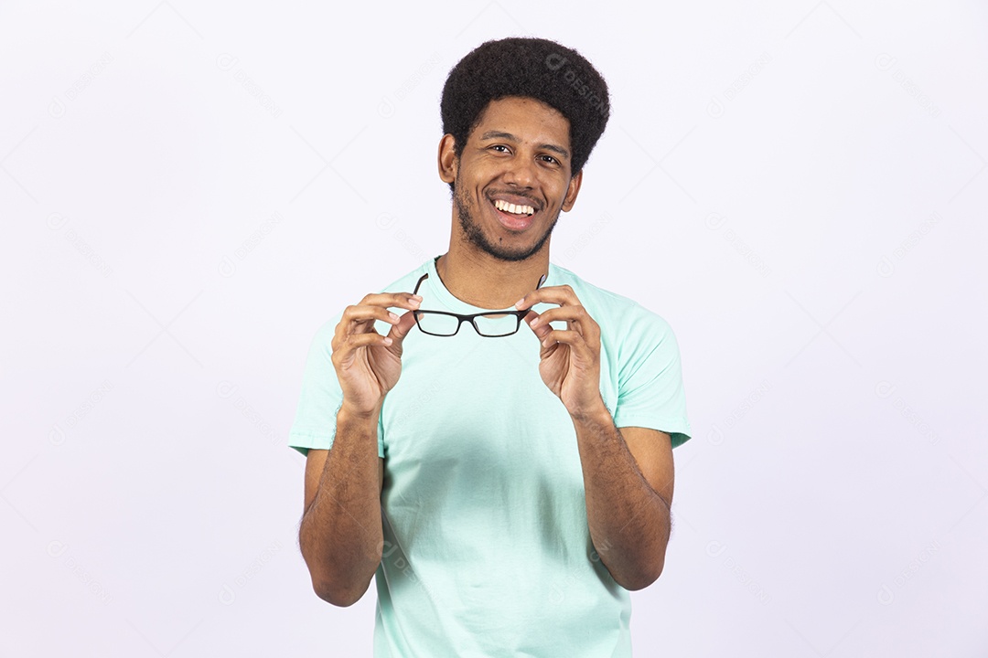 Homem negro usando óculos de grau em fundo branco