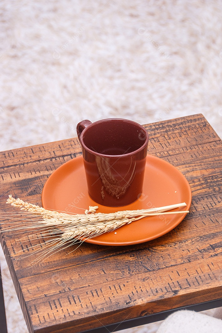 caneca e um galho de trigo em uma mesa no Rio de Janeiro.