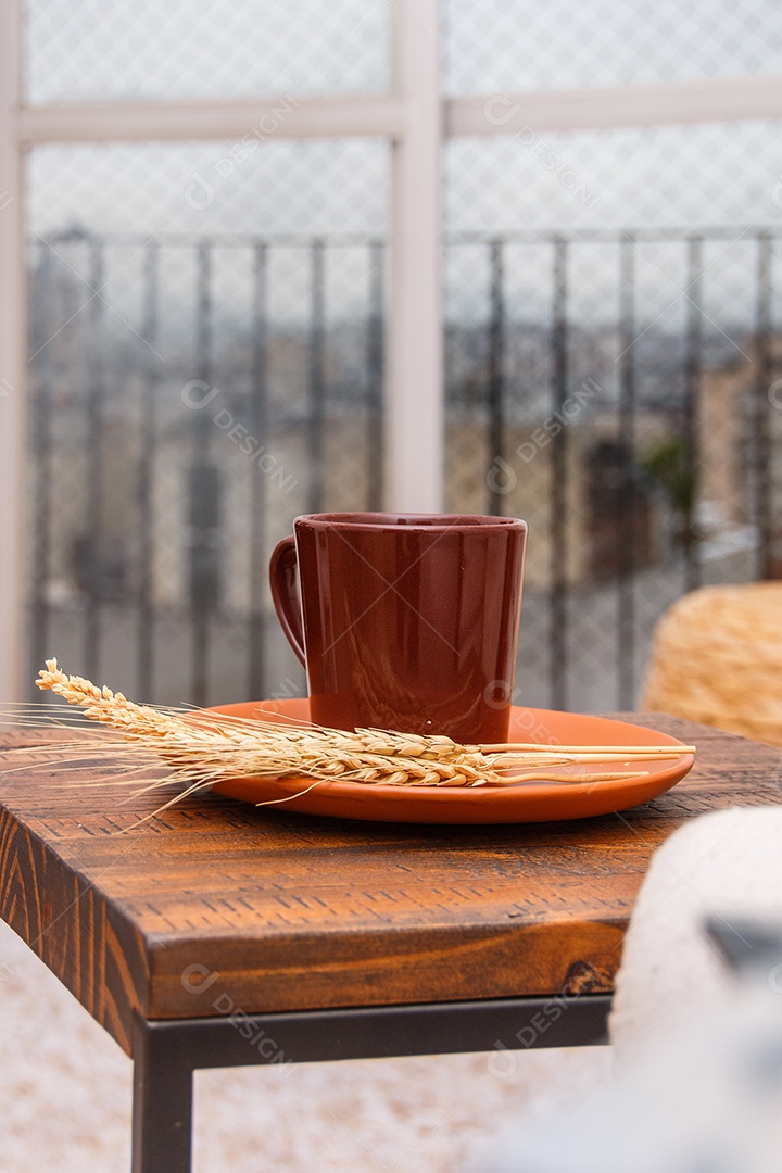 caneca e um galho de trigo em uma mesa no Rio de Janeiro.