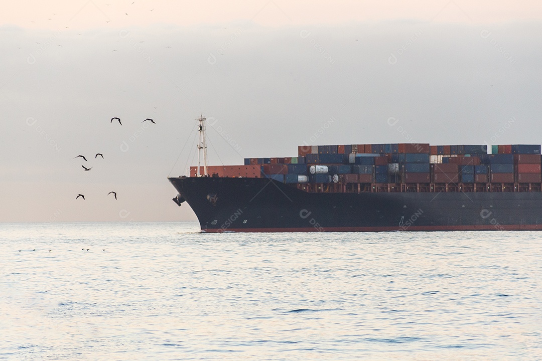 navio de carga navegando na praia de Copacabana, no Rio de Janeiro
