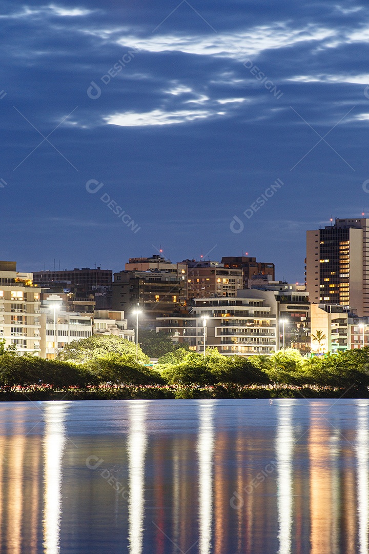 crepúsculo na lagoa rodrigo de freitas, no Rio de Janeiro.