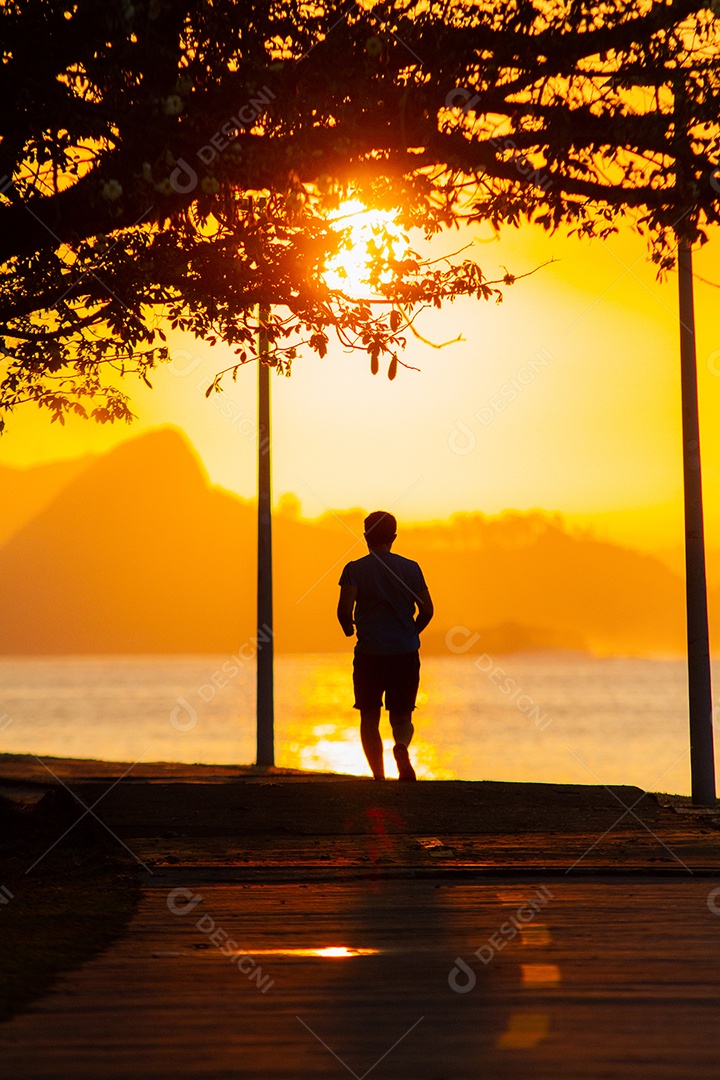 silhuetas de pessoas correndo durante a madrugada no Rio de Janeiro