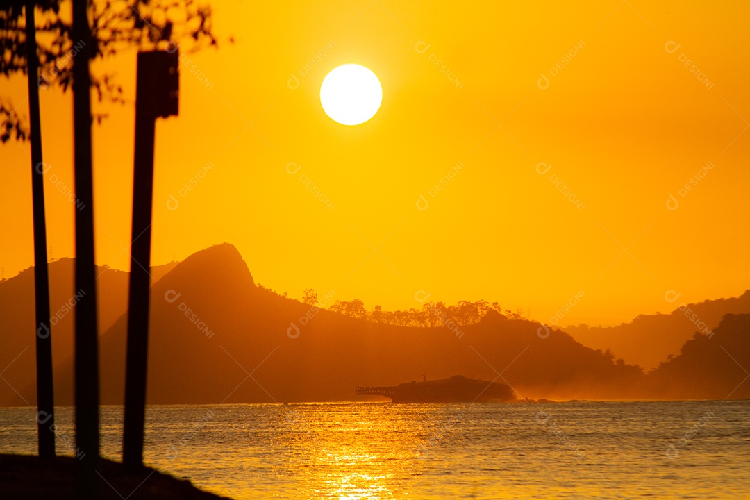 Amanhecer na praia de Copacabana, no Rio de Janeiro