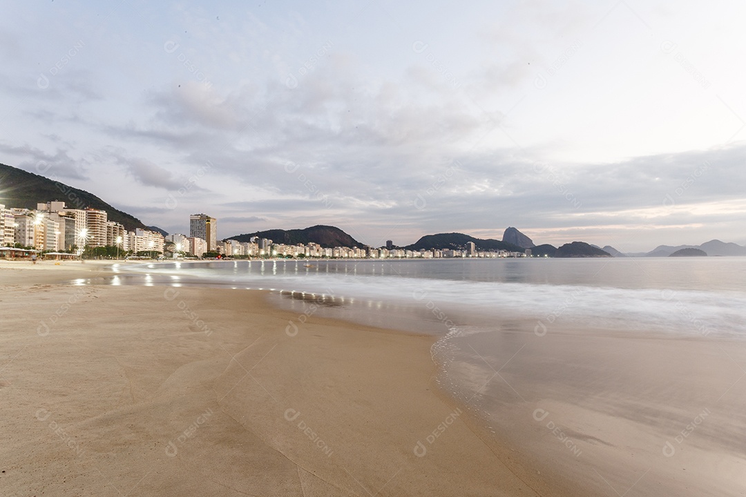 Amanhecer na praia de Copacabana, no Rio de Janeiro.