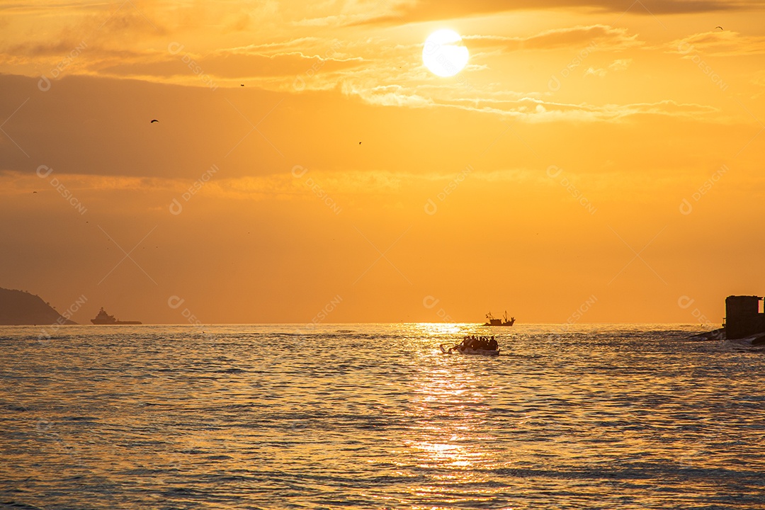 Amanhecer na praia de Copacabana, no Rio de Janeiro.