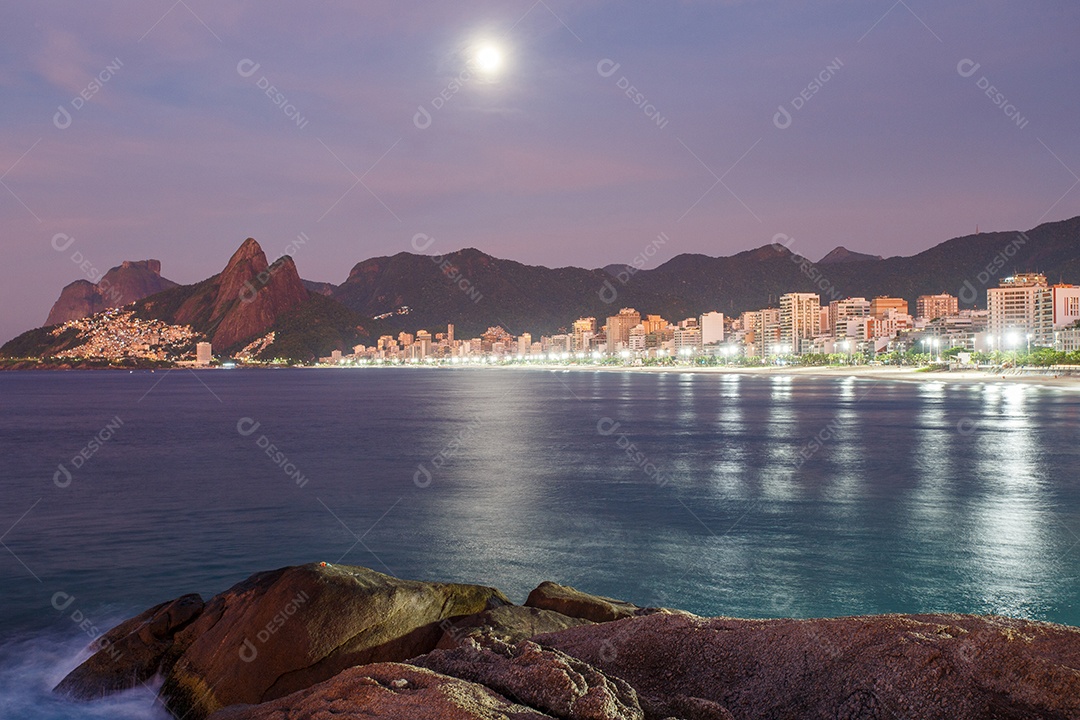 Nascer do sol na Pedra do Arpoador, no Rio de Janeiro, Brasil.