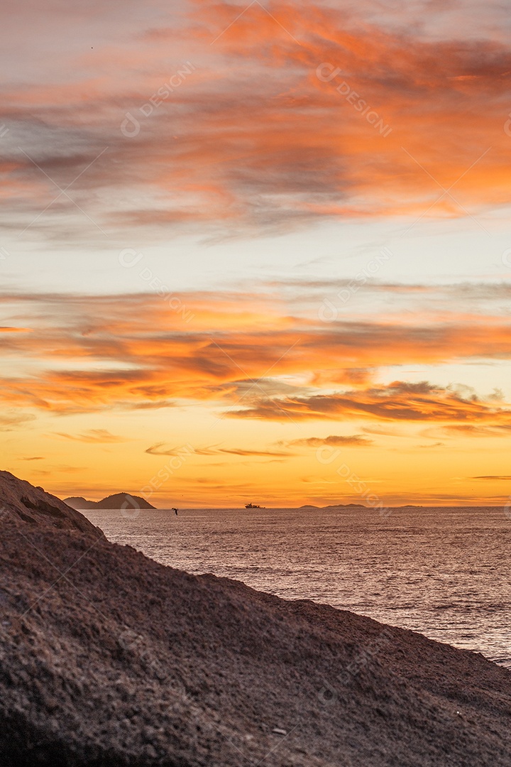 Nascer do sol na Pedra do Arpoador, no Rio de Janeiro