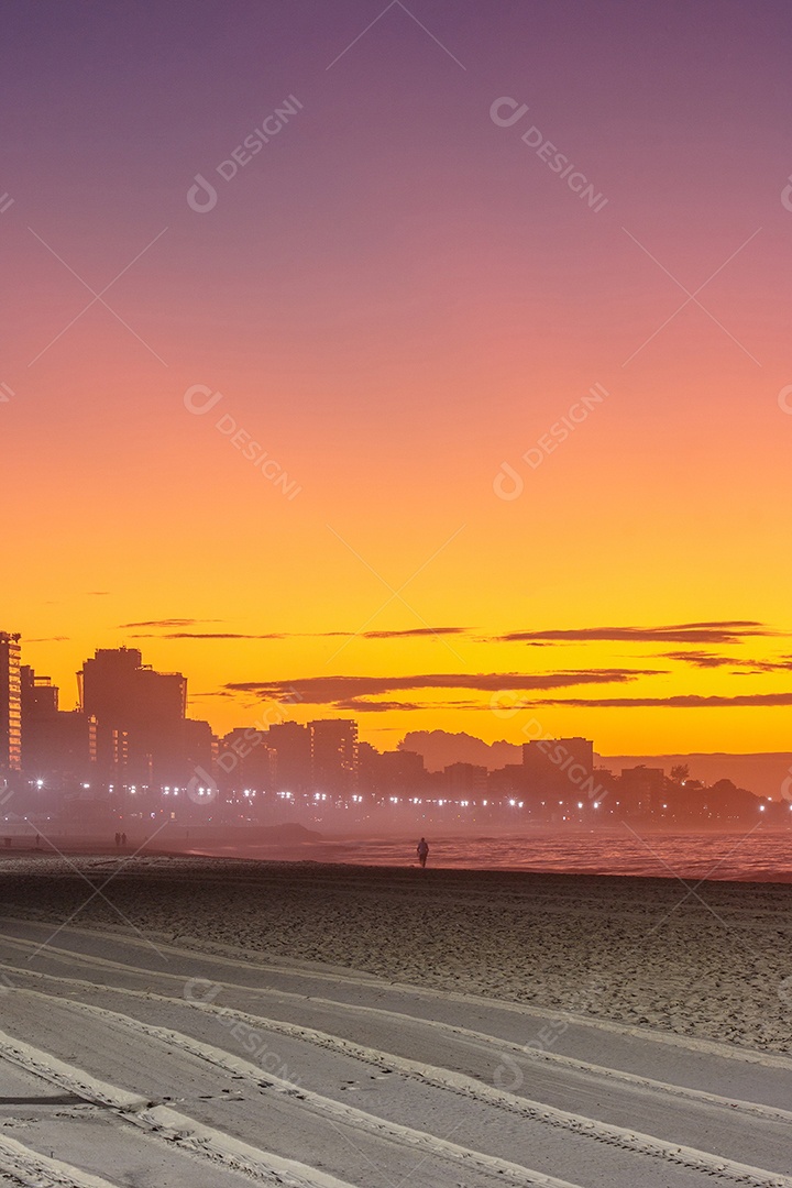 nascer do sol na praia do Leblon, no Rio de Janeiro.