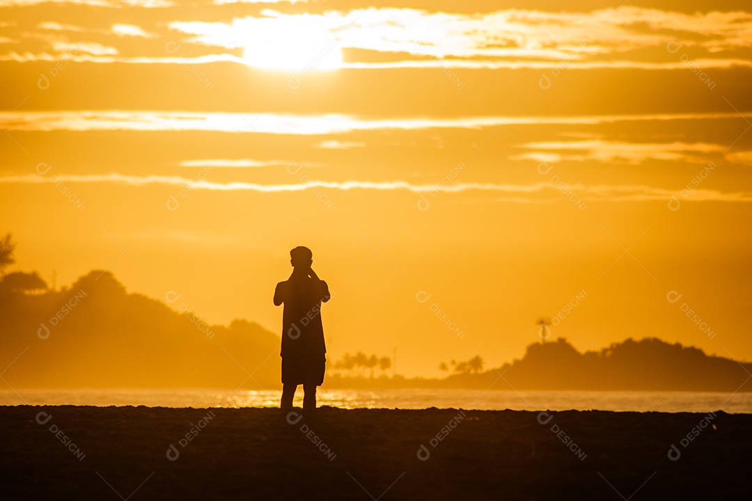 silhueta de pessoas correndo de madrugada na praia do leblon, no rio de janeiro