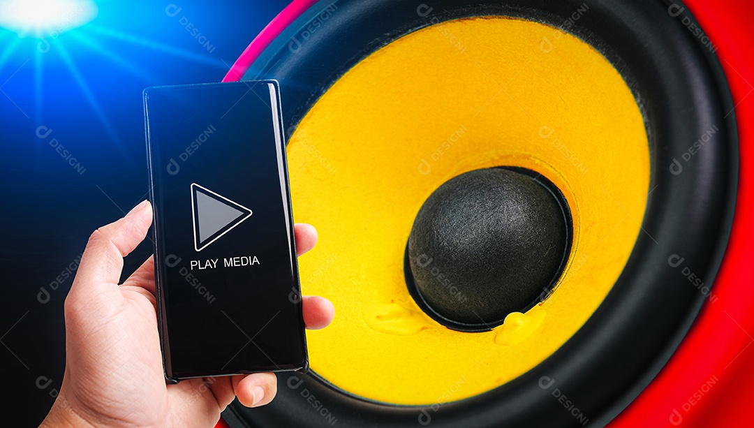 Mão segurando o smartphone com botão play e alto-falante em fundo preto.