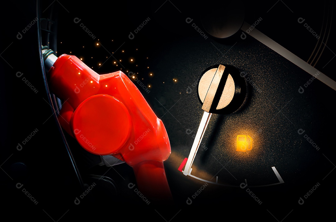 Indicador de combustível baixo, bocal de combustível e medidor em fundo escuro.