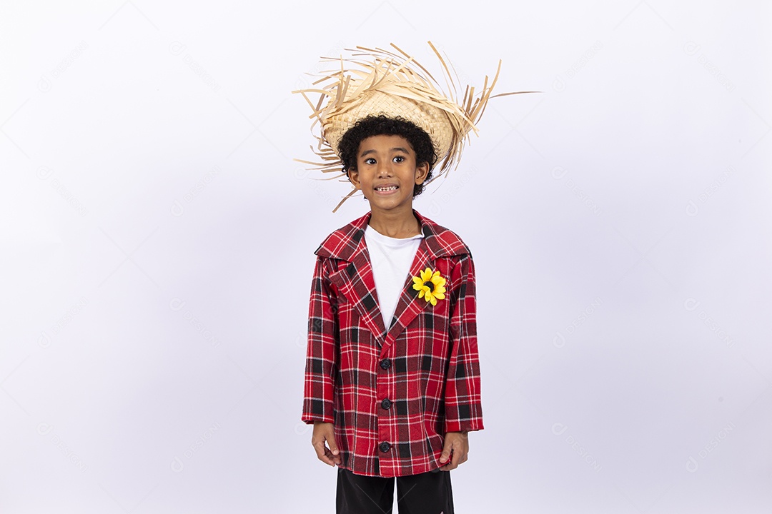 Menino feliz usando camisa xadrez para comemorar festa junina