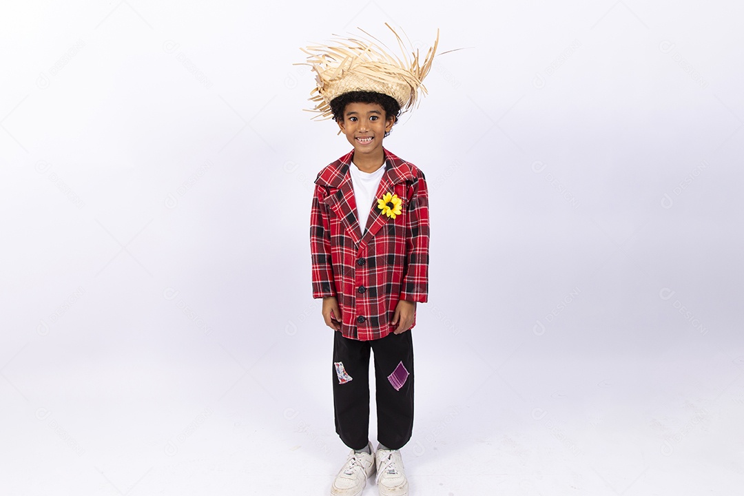 Menino feliz usando camisa xadrez para comemorar festa junina