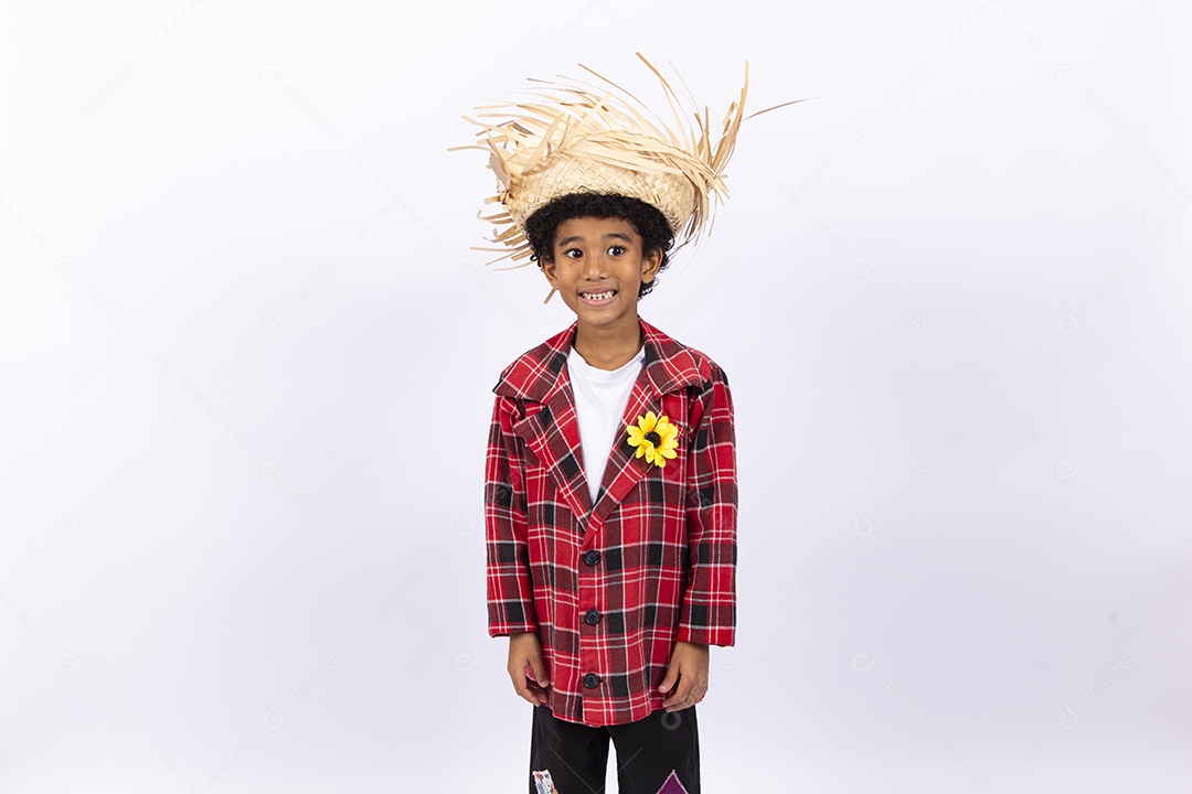 Menino feliz usando camisa xadrez para comemorar festa junina