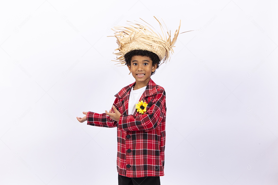 Menino feliz usando camisa xadrez para comemorar festa junina