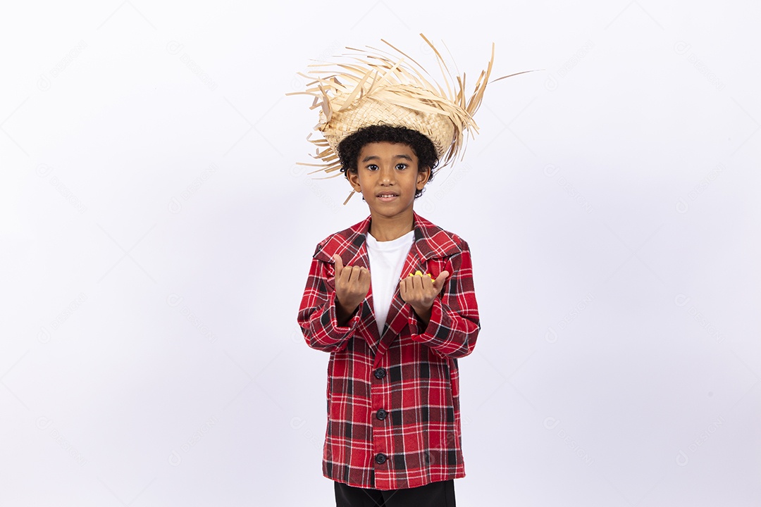 Menino feliz usando camisa xadrez para comemorar festa junina