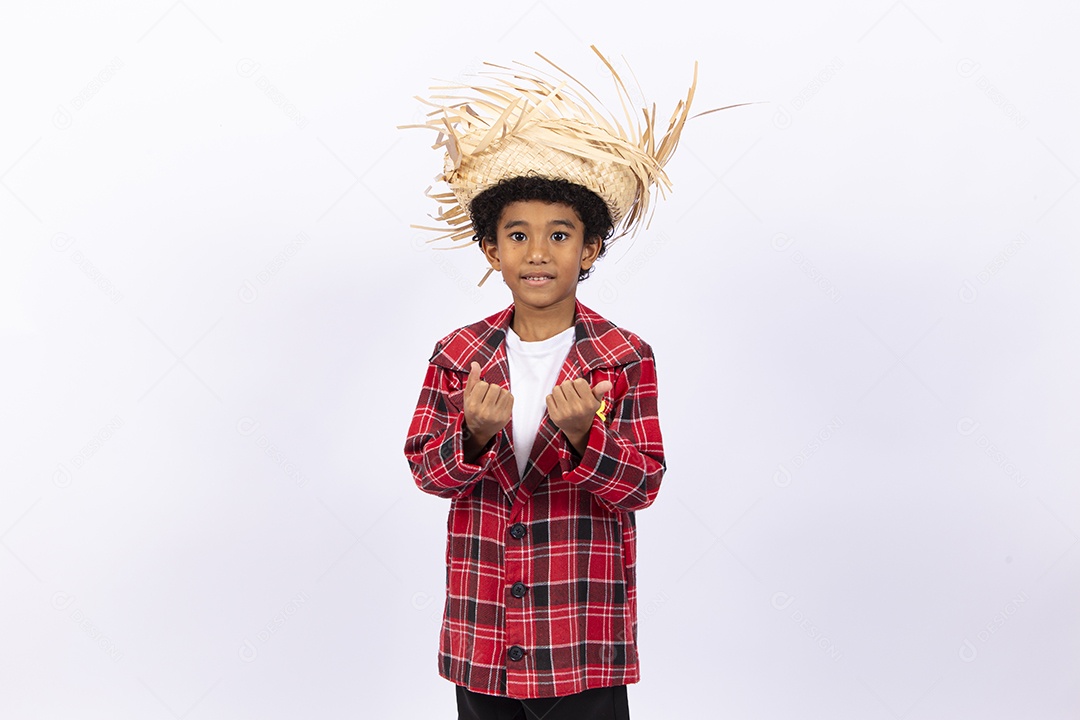 Menino feliz usando camisa xadrez para comemorar festa junina